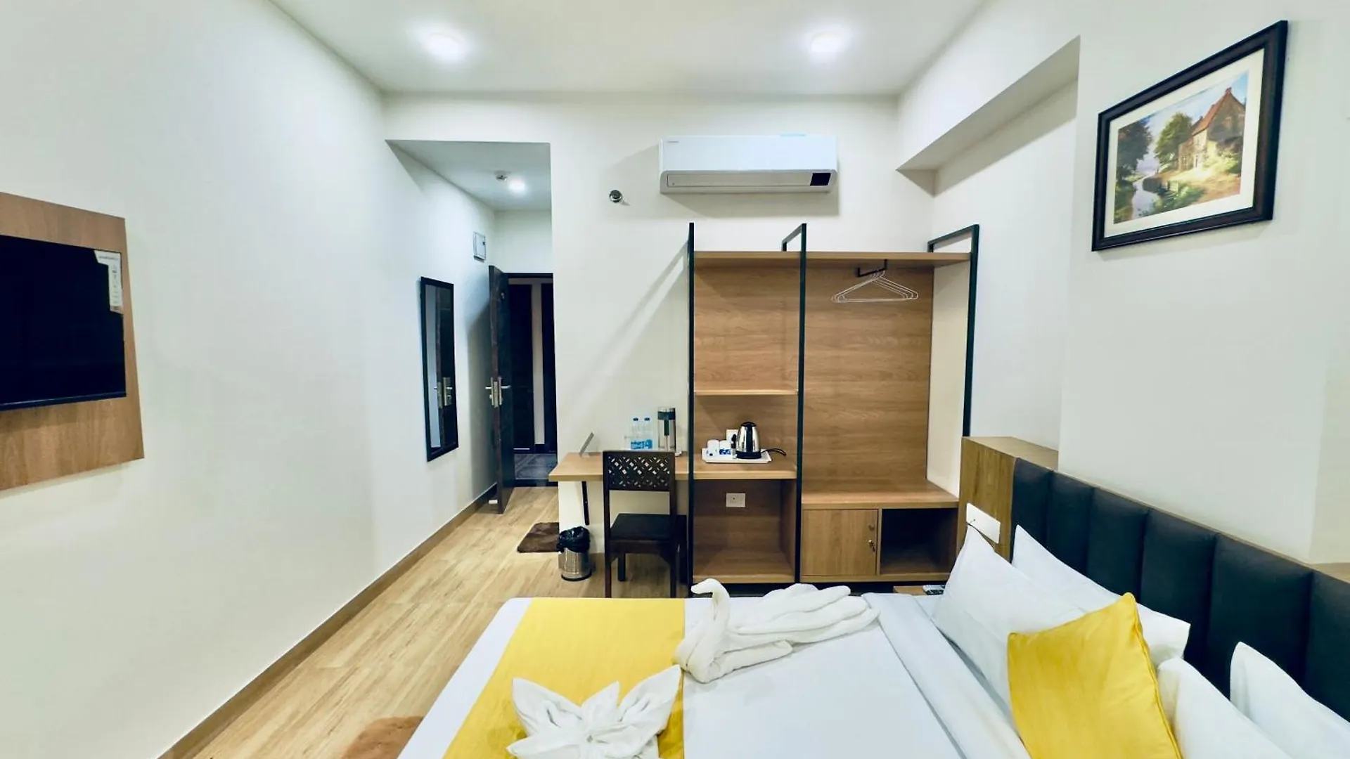 The Glance Inn Udaipur By Naina Staycation - Rooftop Swimming Pool ! Prime Location ! Most Awarded ! Big Parking ! 0*,