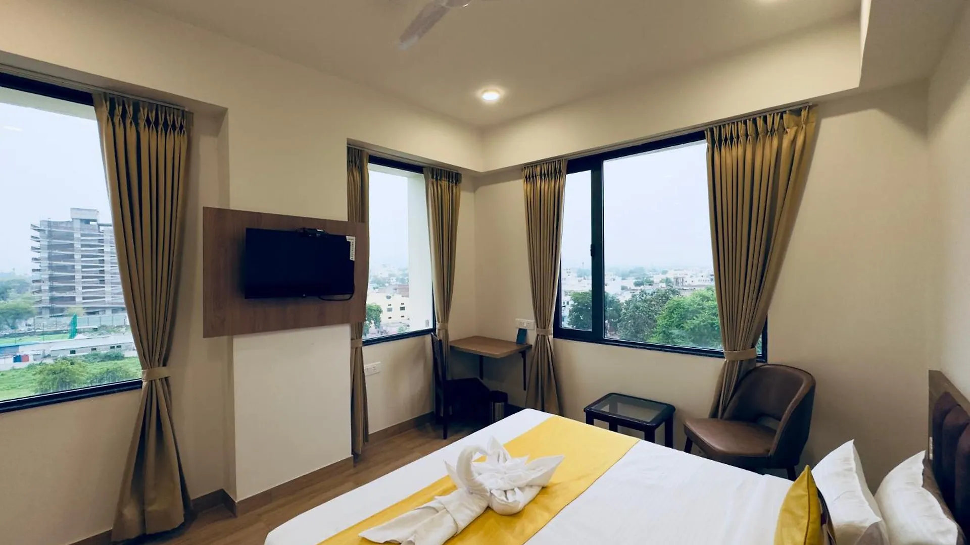Hotel The Glance Inn Udaipur By Naina Staycation - Rooftop Swimming Pool ! Prime Location ! Most Awarded ! Big Parking ! Inde