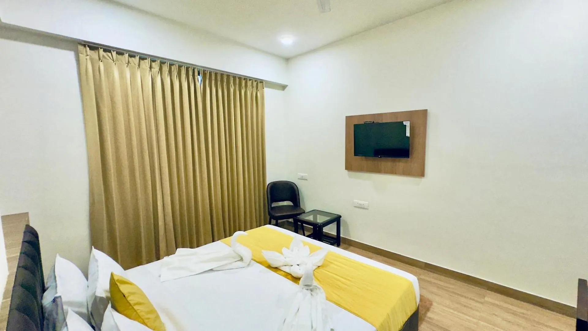 The Glance Inn Udaipur By Naina Staycation - Rooftop Swimming Pool ! Prime Location ! Most Awarded ! Big Parking !