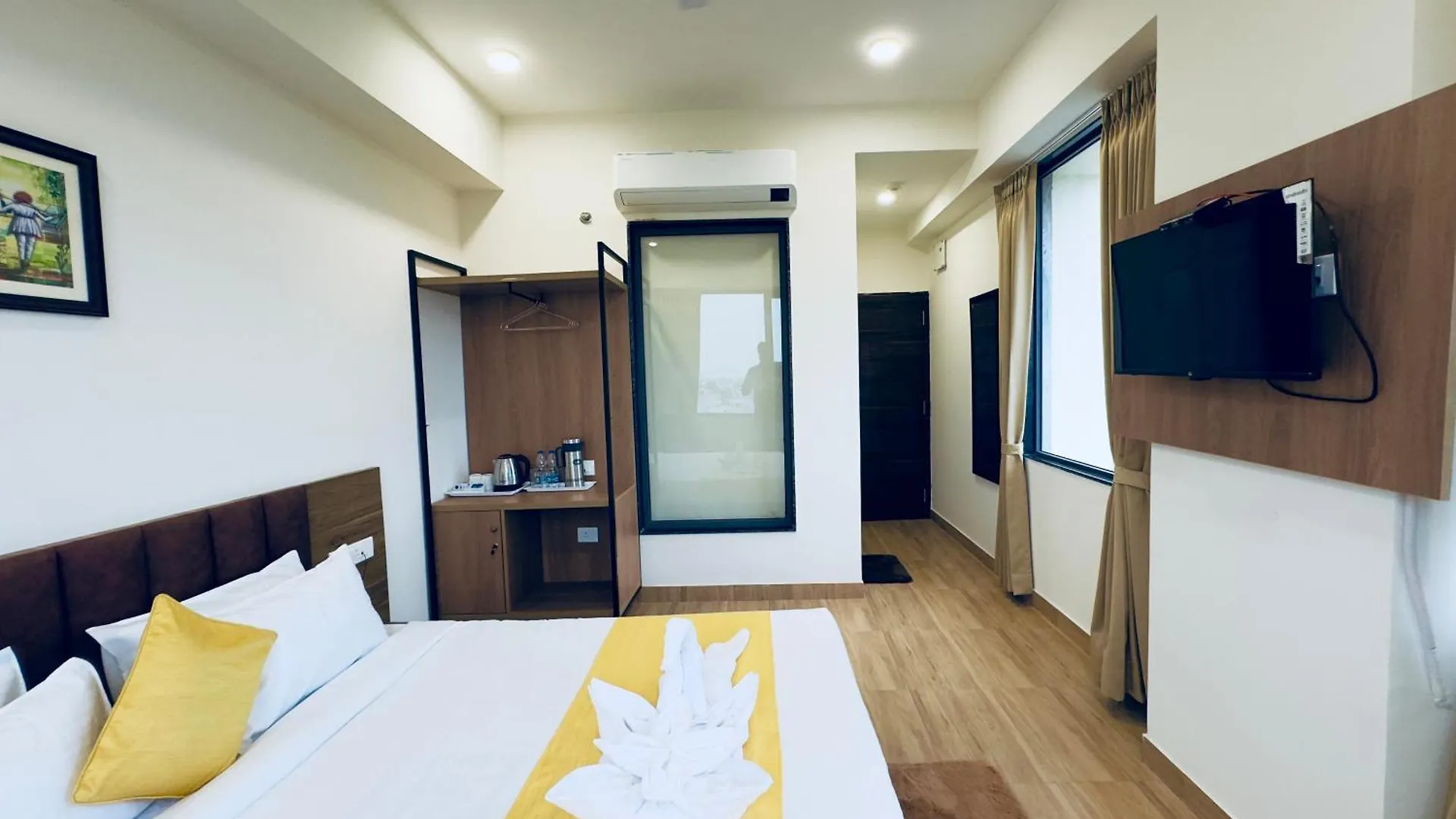 The Glance Inn Udaipur By Naina Staycation - Rooftop Swimming Pool ! Prime Location ! Most Awarded ! Big Parking ! Hotel