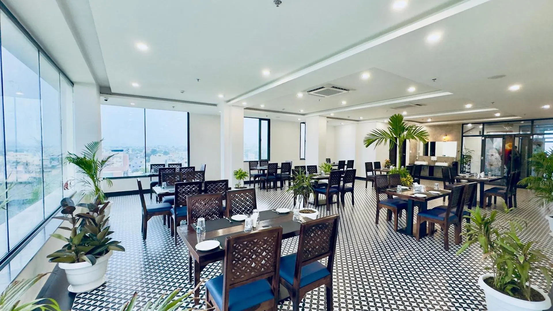 The Glance Inn Udaipur By Naina Staycation - Rooftop Swimming Pool ! Prime Location ! Most Awarded ! Big Parking ! Hotel
