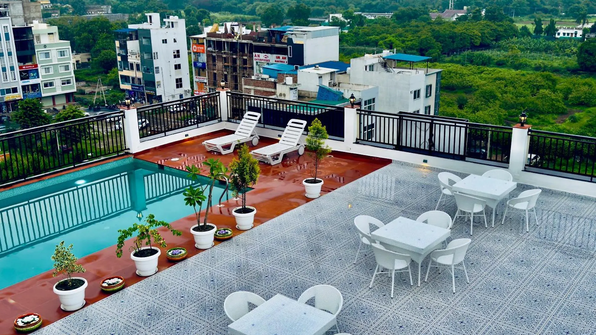 The Glance Inn Udaipur By Naina Staycation - Rooftop Swimming Pool ! Prime Location ! Most Awarded ! Big Parking ! Hotel