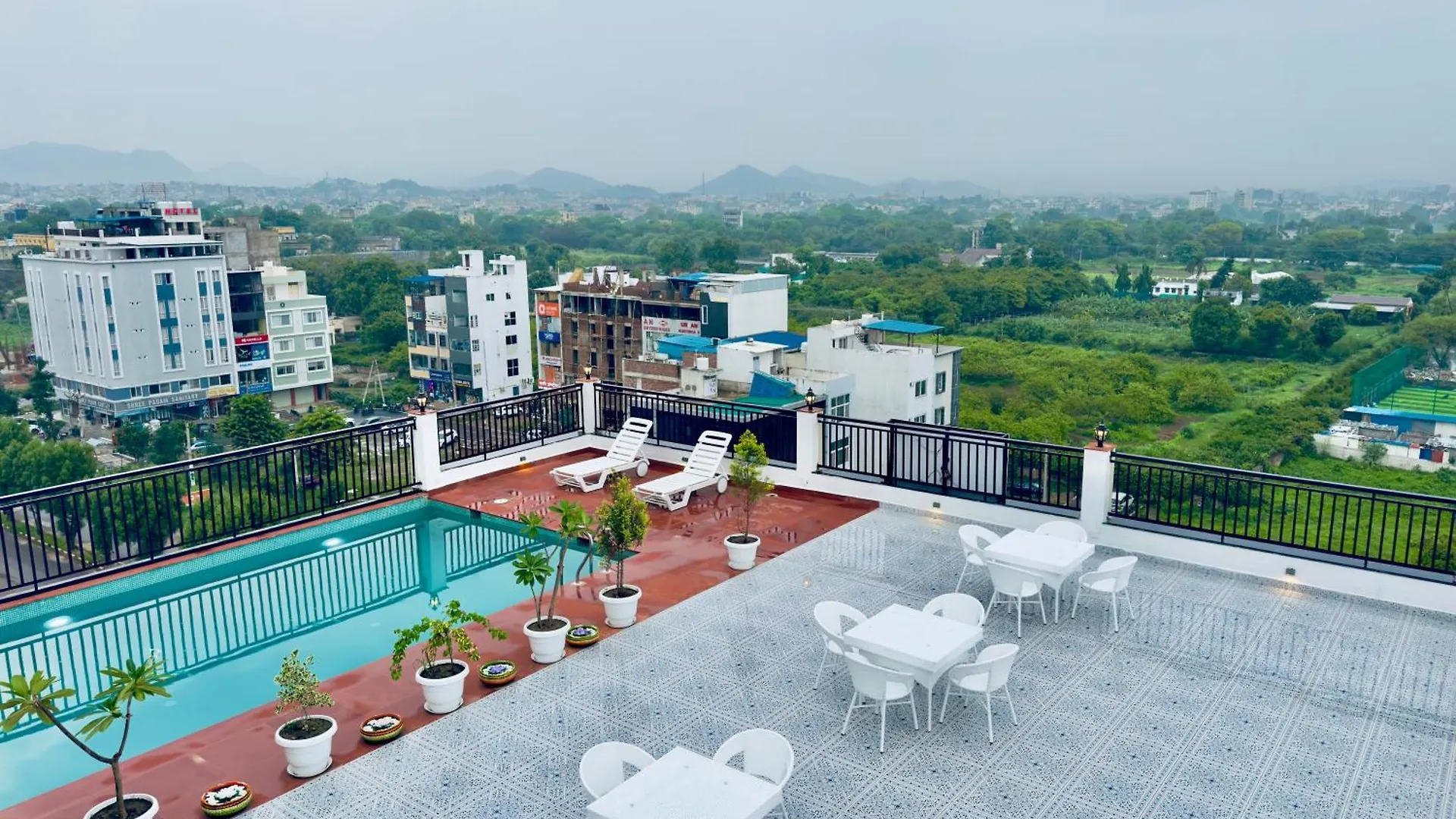 The Glance Inn Udaipur By Naina Staycation - Rooftop Swimming Pool ! Prime Location ! Most Awarded ! Big Parking !