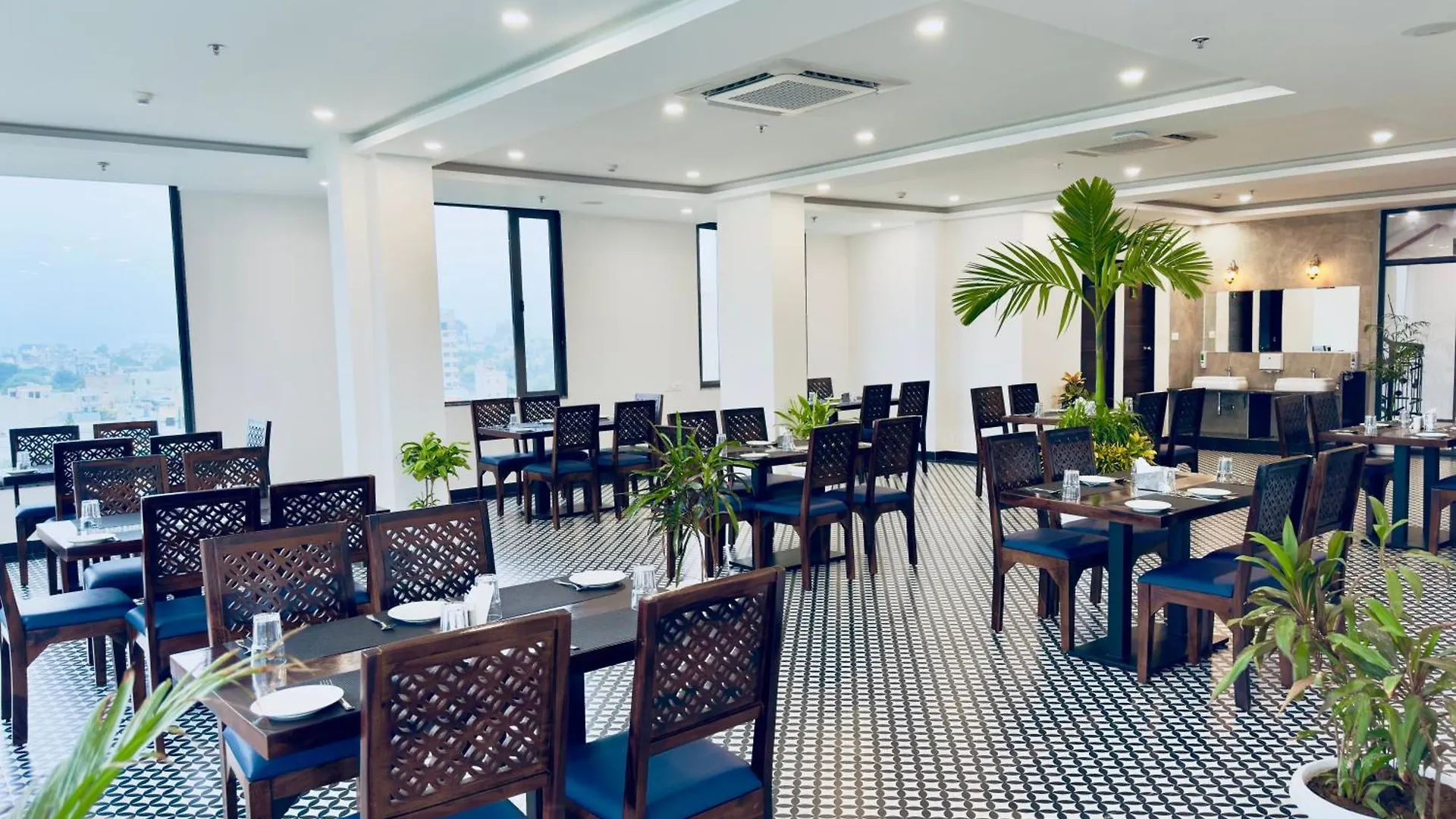 The Glance Inn Udaipur By Naina Staycation - Rooftop Swimming Pool ! Prime Location ! Most Awarded ! Big Parking ! Hotel