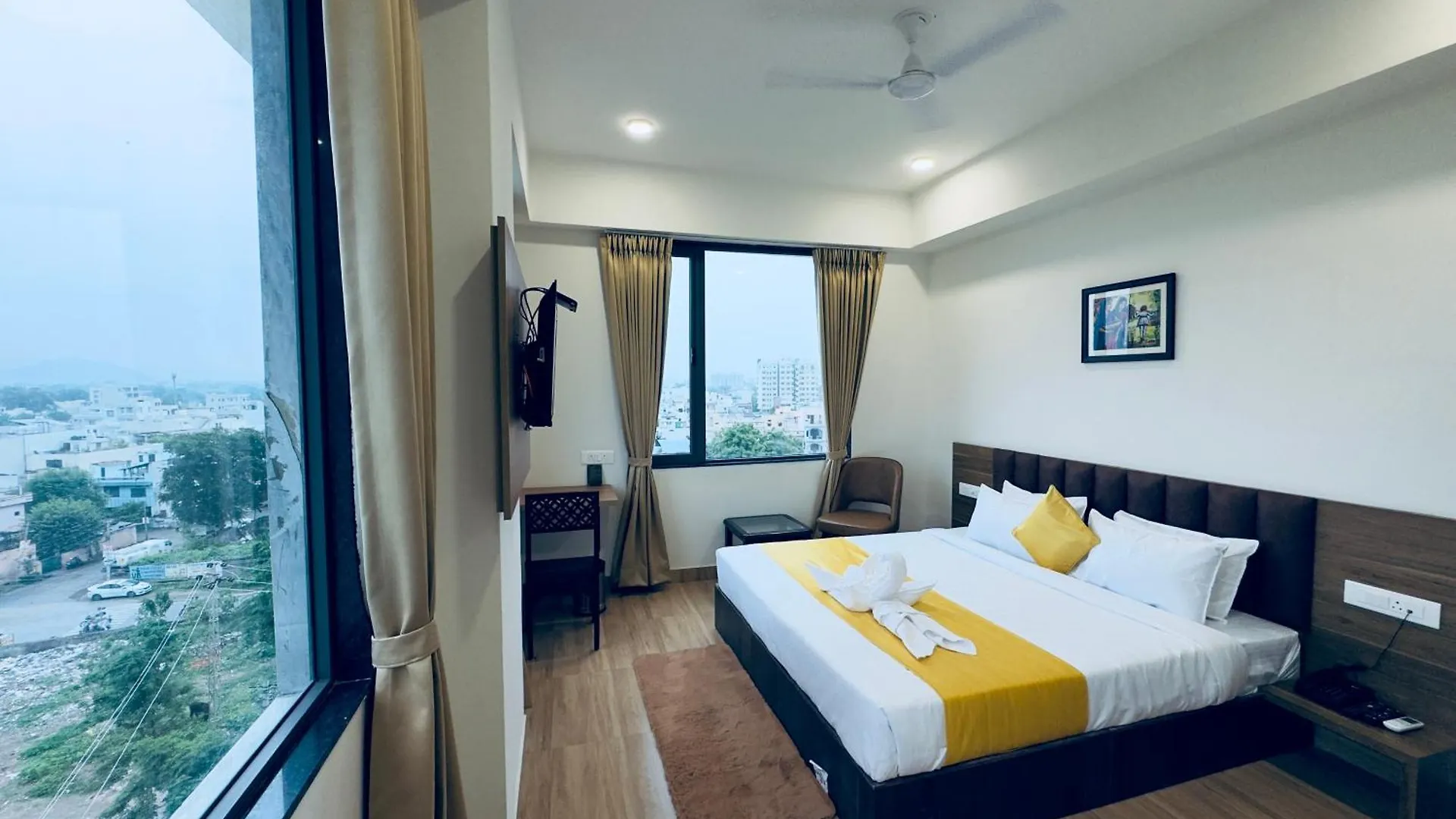 Hotel The Glance Inn Udaipur By Naina Staycation - Rooftop Swimming Pool ! Prime Location ! Most Awarded ! Big Parking !
