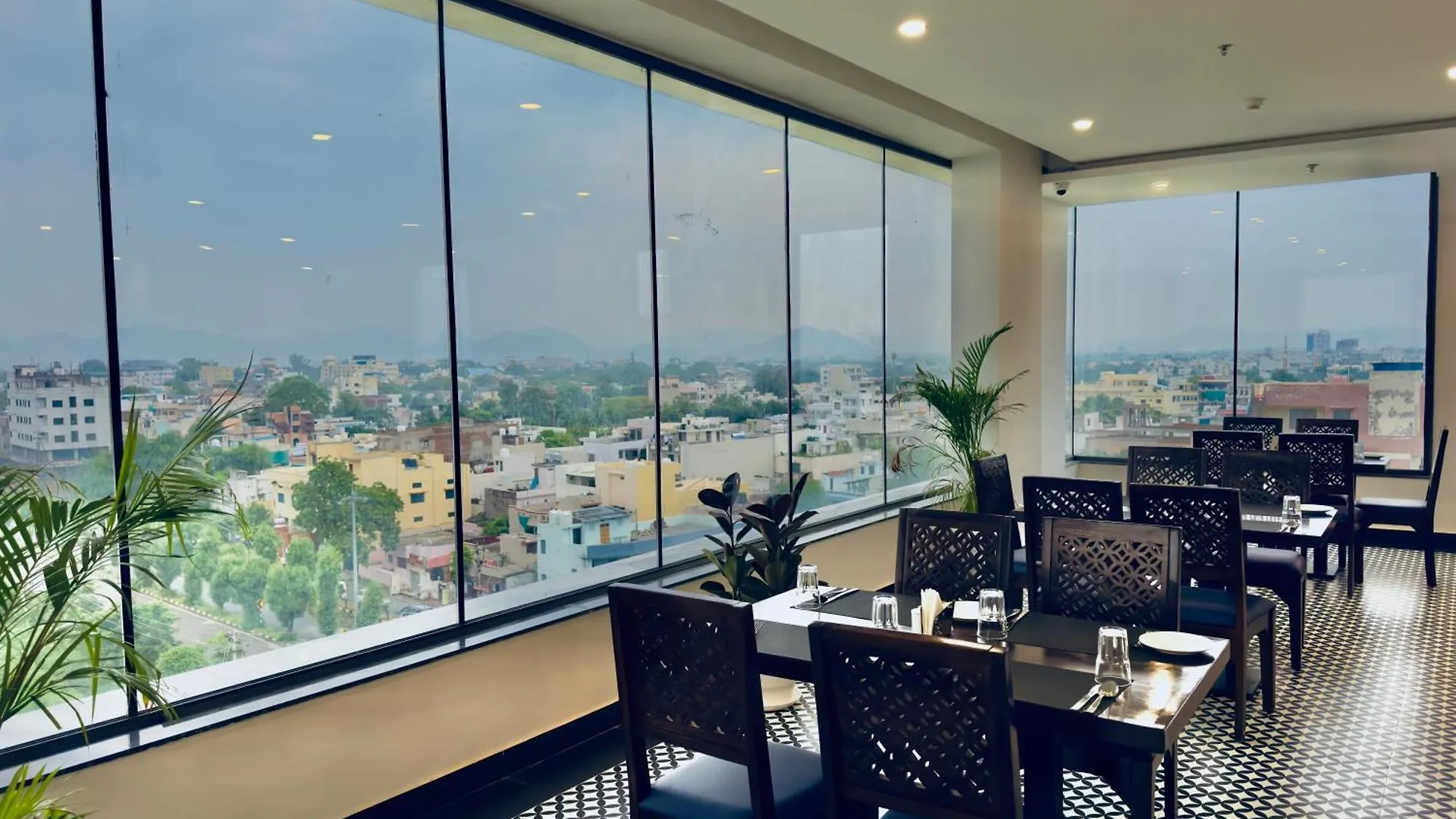 The Glance Inn Udaipur By Naina Staycation - Rooftop Swimming Pool ! Prime Location ! Most Awarded ! Big Parking !