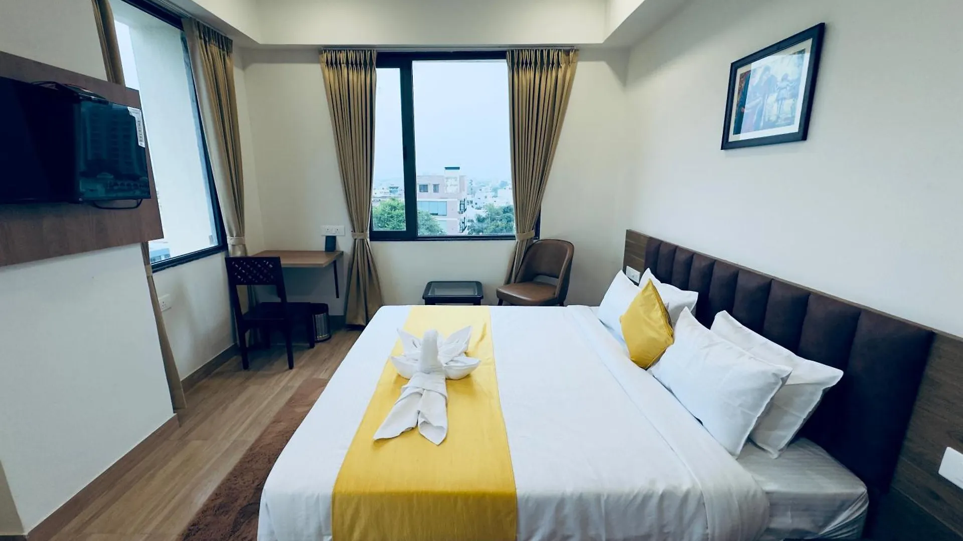 The Glance Inn Udaipur By Naina Staycation - Rooftop Swimming Pool ! Prime Location ! Most Awarded ! Big Parking ! 0*,  Inde