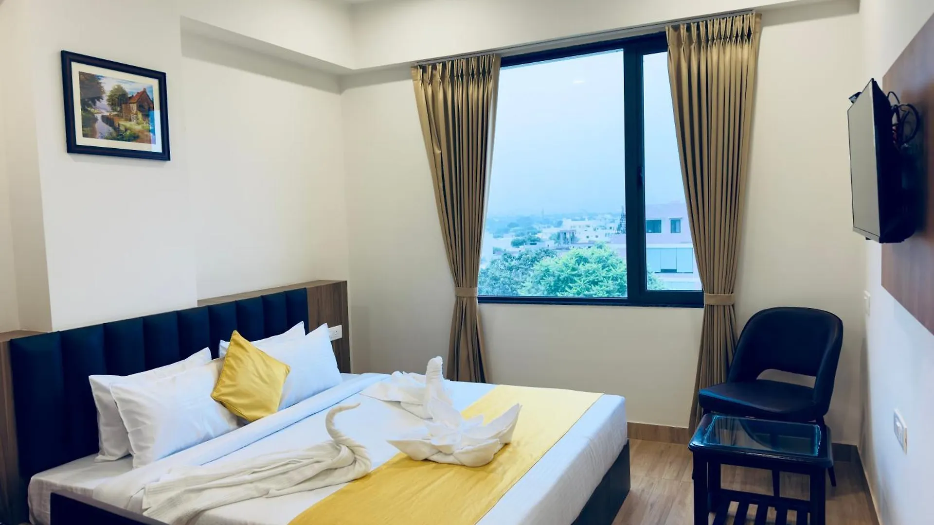 Hotel The Glance Inn Udaipur By Naina Staycation - Rooftop Swimming Pool ! Prime Location ! Most Awarded ! Big Parking ! Inde