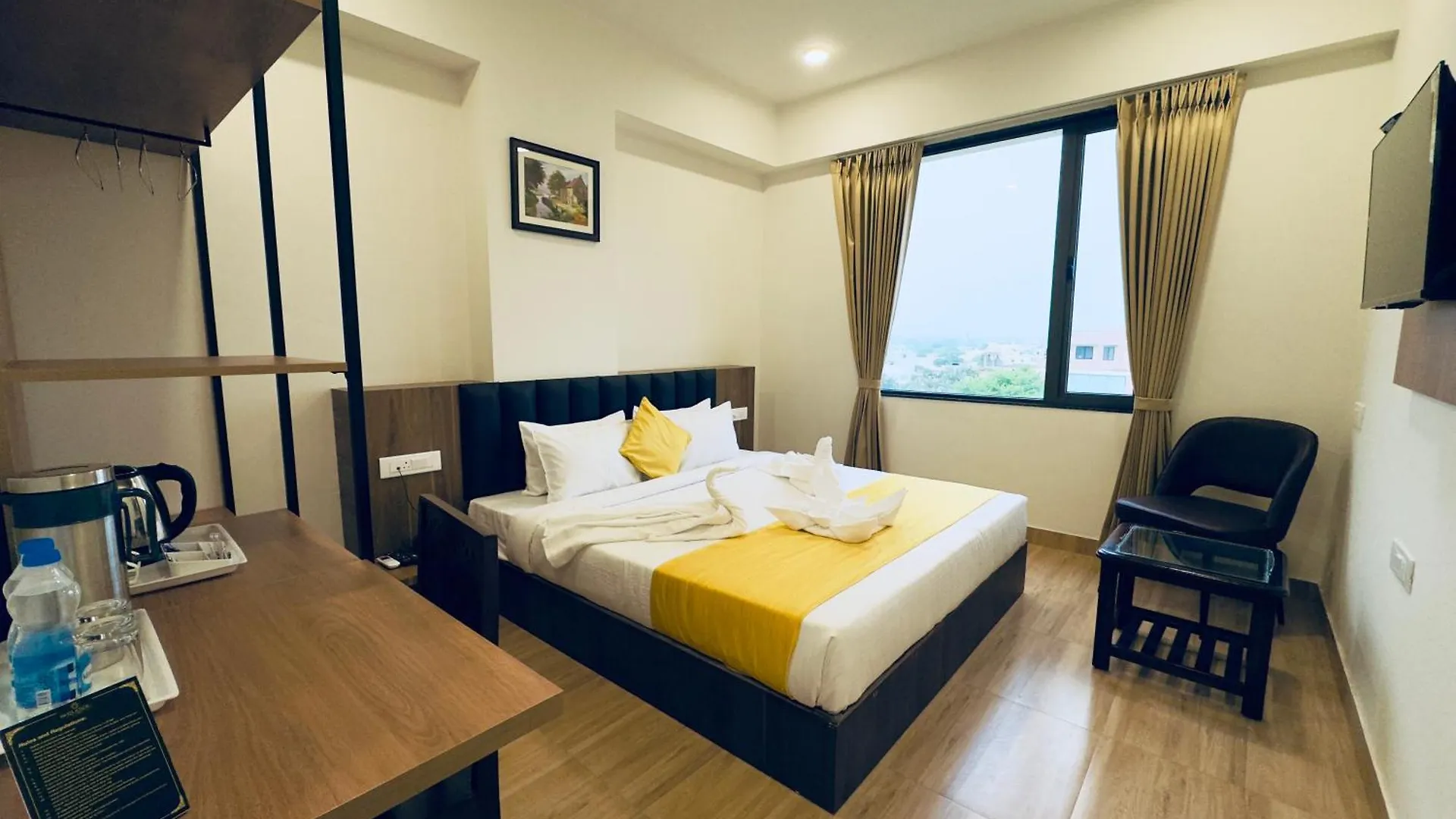 Hotel The Glance Inn Udaipur By Naina Staycation - Rooftop Swimming Pool ! Prime Location ! Most Awarded ! Big Parking !