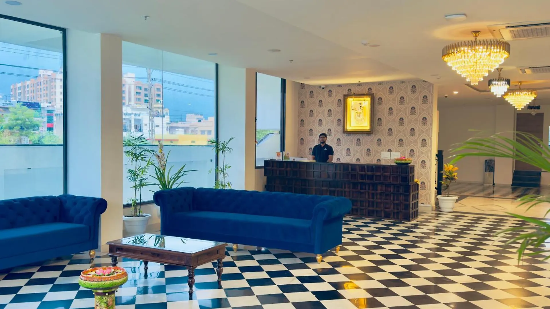 Hotel The Glance Inn Udaipur By Naina Staycation - Rooftop Swimming Pool ! Prime Location ! Most Awarded ! Big Parking !