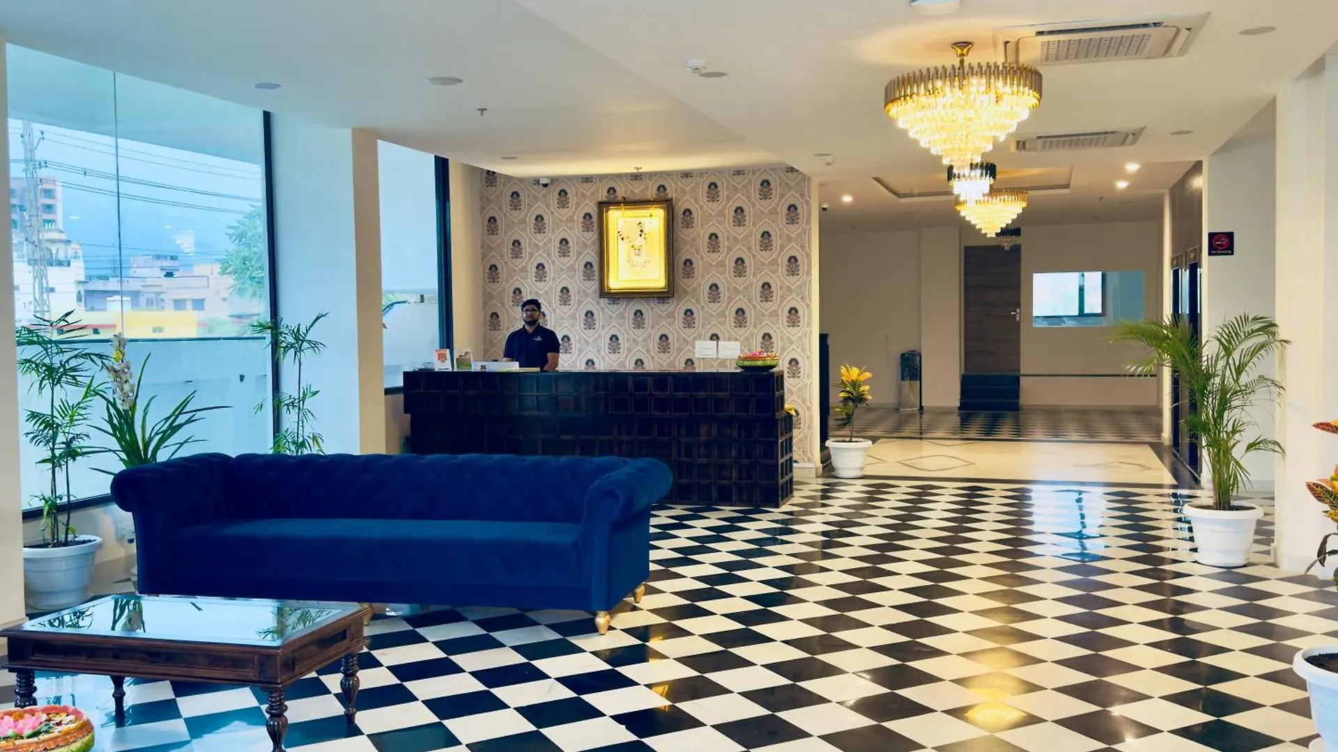 The Glance Inn Udaipur By Naina Staycation - Rooftop Swimming Pool ! Prime Location ! Most Awarded ! Big Parking !