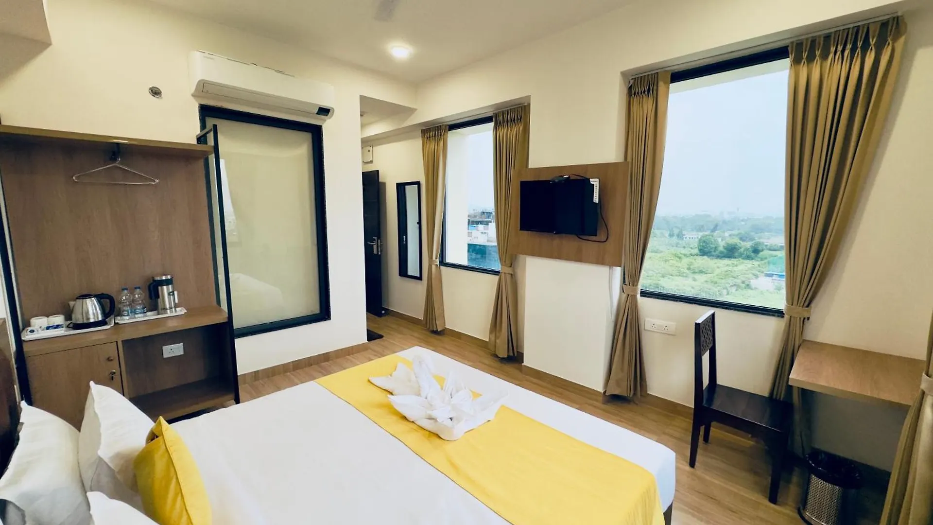 The Glance Inn Udaipur By Naina Staycation - Rooftop Swimming Pool ! Prime Location ! Most Awarded ! Big Parking ! 0*,  インド