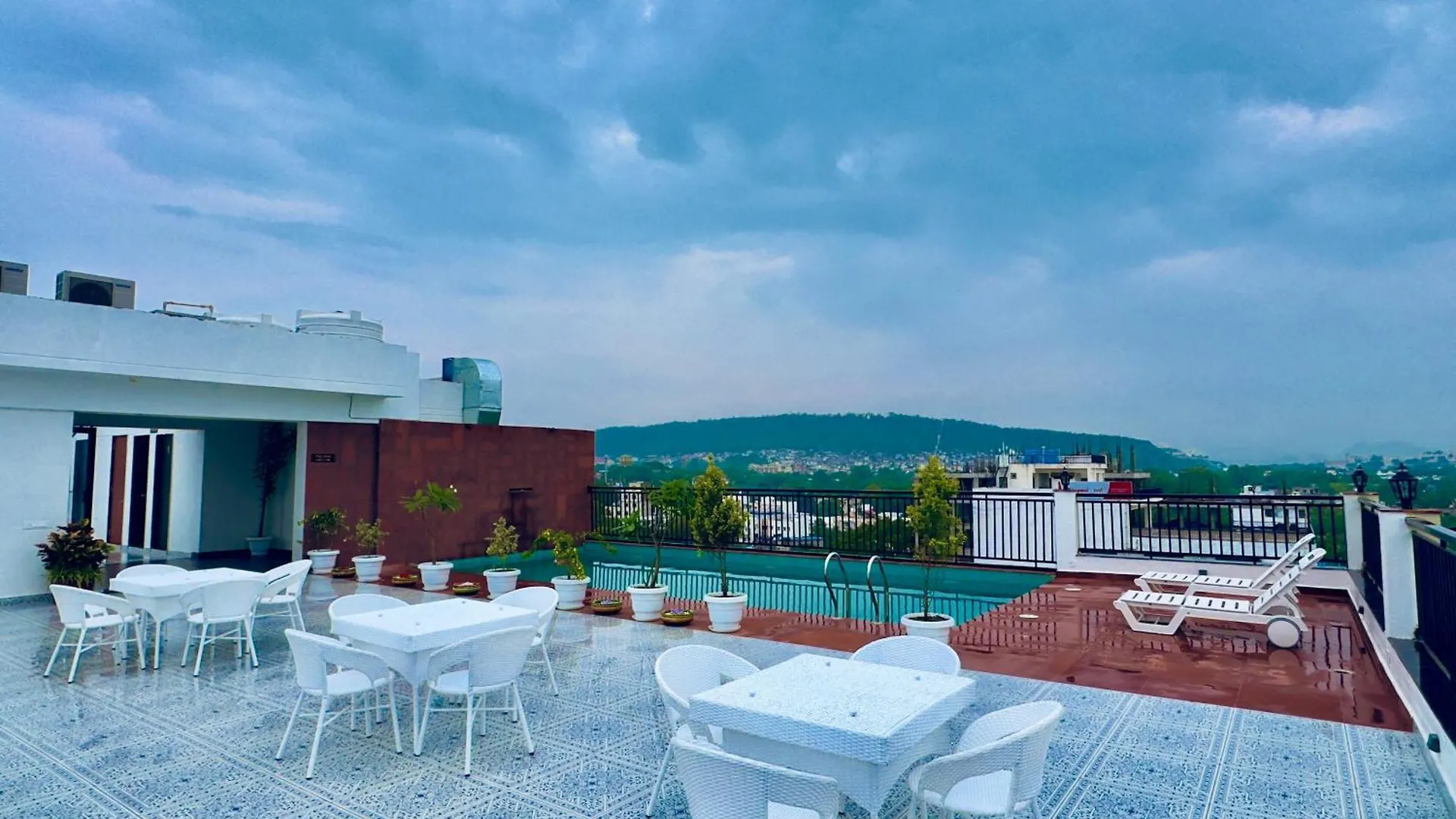 The Glance Inn Udaipur By Naina Staycation - Rooftop Swimming Pool ! Prime Location ! Most Awarded ! Big Parking ! 0*,  インド